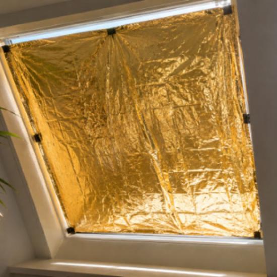 Couverture de survie sur fenêtre : bonne idée contre la chaleur ?