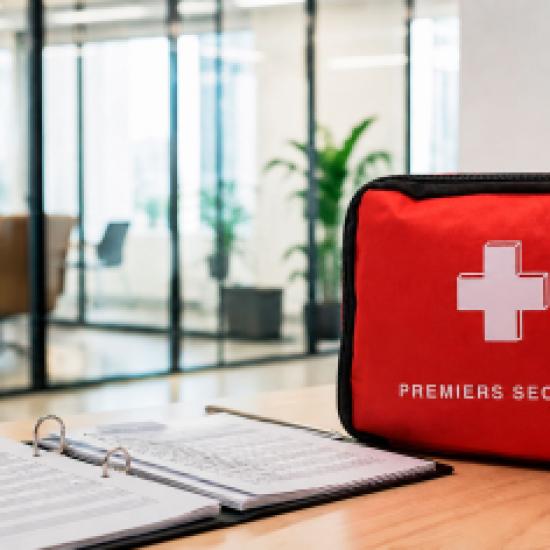 Trousse de secours en entreprise : que dit le Code du travail ?