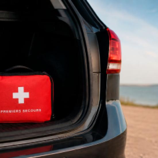 Code du travail sur les trousses de secours en voiture
