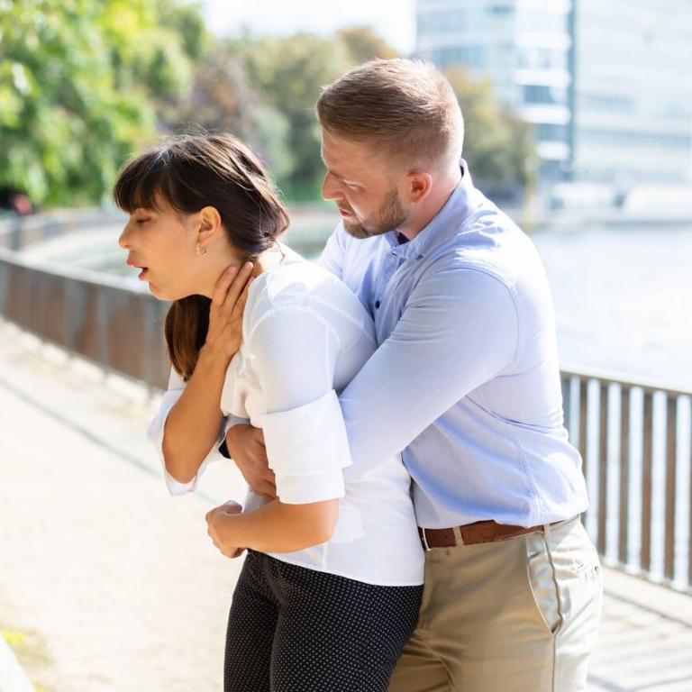 Comment utiliser la méthode de Heimlich en cas d'étouffement ?