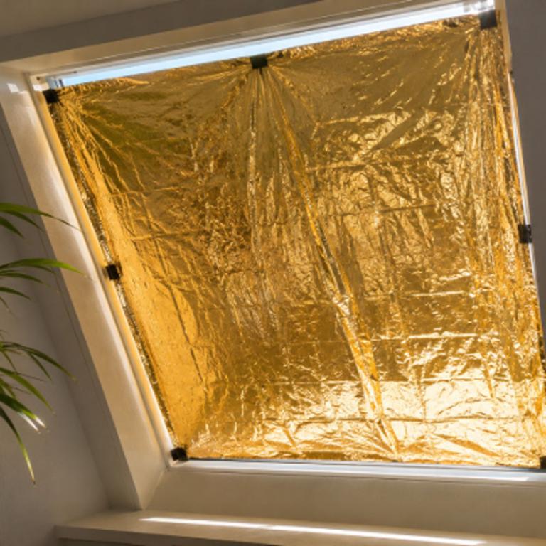 Couverture de survie sur fenêtre : bonne idée contre la chaleur ?