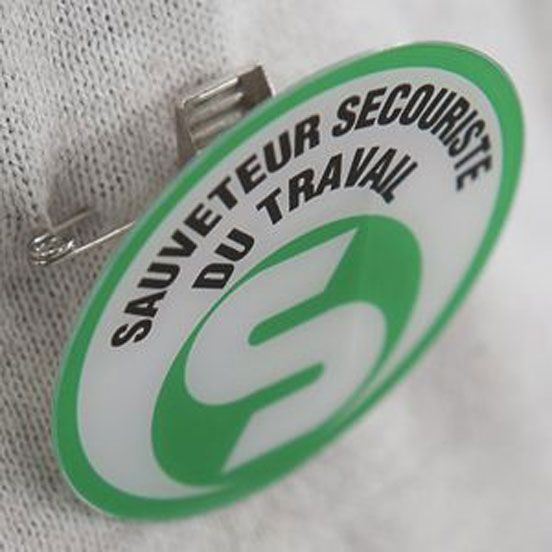 Un badge avec une pince et une épingle remis aux sauveteurs secouristes du travail
