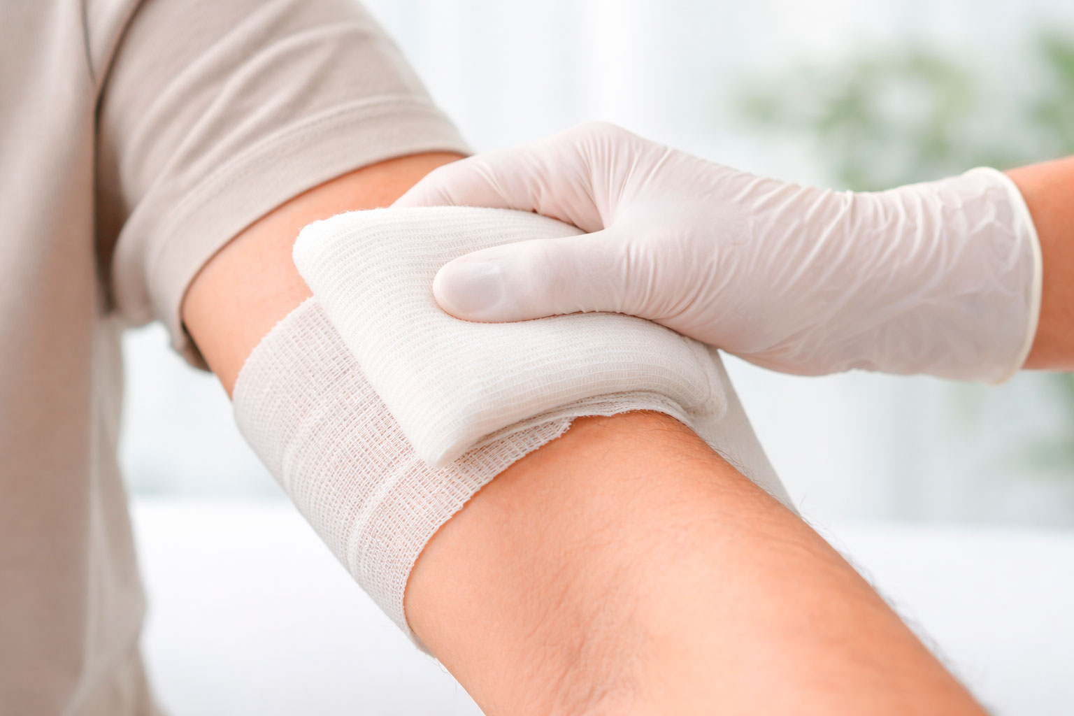 Pansement compressif : quand l’utiliser et comment bien le poser