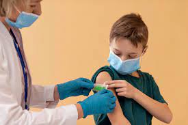 Un médecin appliquant un pansement sur un enfant.