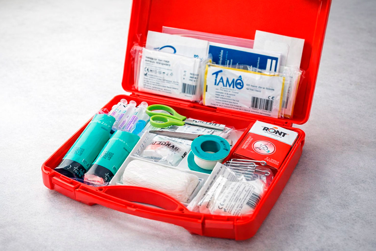 Trousse de secours ouverte avec matériel de premiers soins
