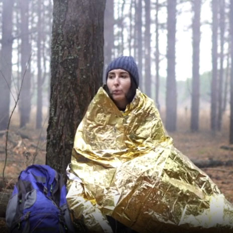 Femme en hypothermie dans une couverture isothermique