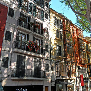 Immeuble avec plusieurs fenêtres